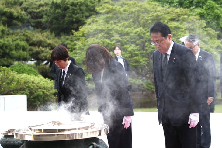Thủ tướng Nhật Bản viếng nghĩa trang Hàn Quốc - Ảnh 1.