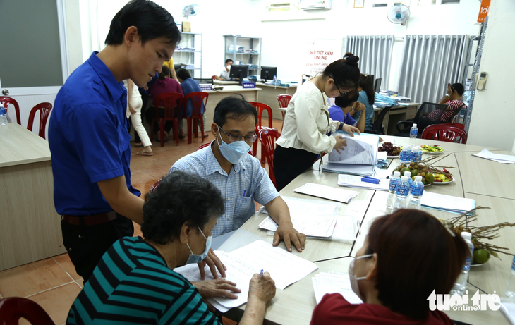 Ngày chủ nhật, người dân vẫn được gọi lên nhận tiền tỉ đền bù đường vành đai 3 TP.HCM - Ảnh 5.