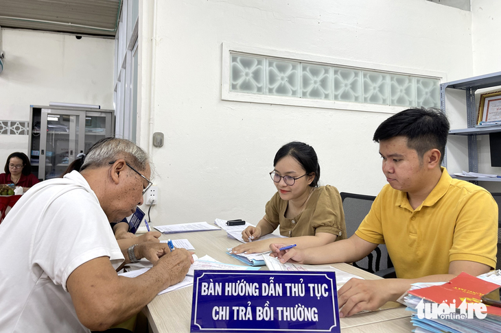 Ngày chủ nhật, người dân vẫn được gọi lên nhận tiền tỉ đền bù đường vành đai 3 TP.HCM - Ảnh 7.