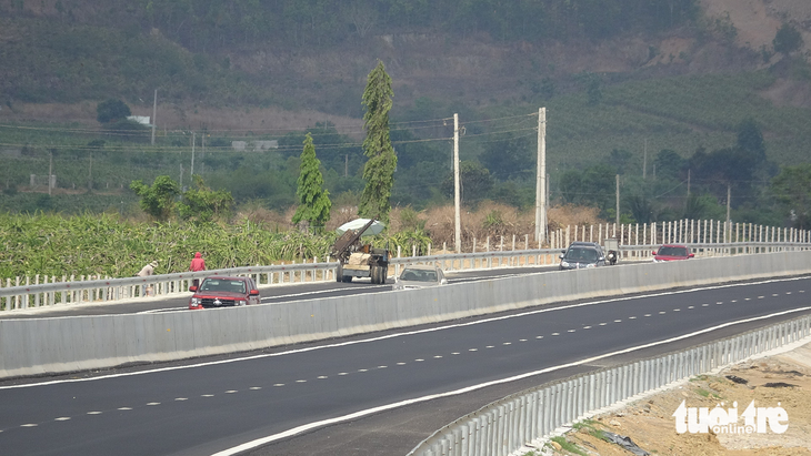 Hình ảnh thi công nguy hiểm trên cao tốc Phan Thiết - Dầu Giây - Ảnh 1.
