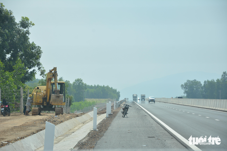Hình ảnh thi công nguy hiểm trên cao tốc Phan Thiết - Dầu Giây - Ảnh 4.