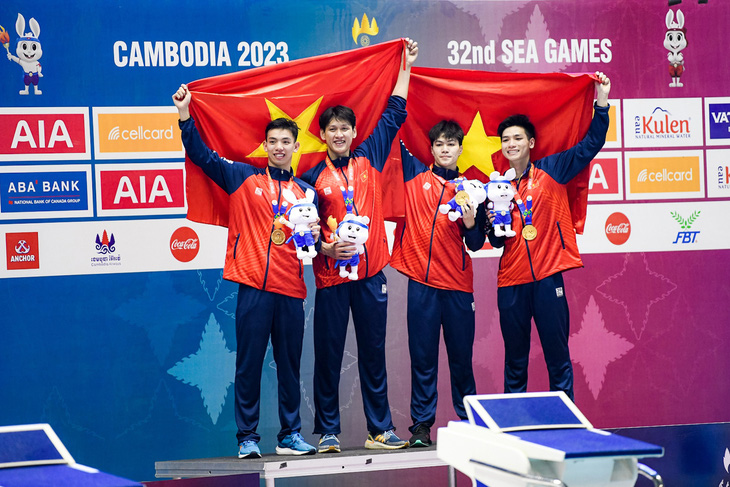 Đội bơi tiếp sức nam Việt Nam (từ trái qua) Nguyễn Huy Hoàng, Hoàng Quý Phước, Trần Hưng Nguyên và Nguyễn Hữu Kim Sơn trên bục nhận HCV SEA Games 32 - Ảnh: NAM TRẦN