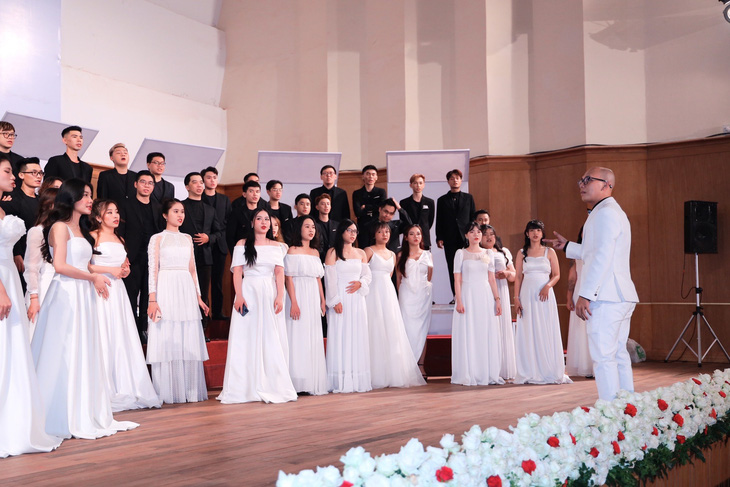 Thành Lộc thấy trái tim được an ủi, được truyền năng lượng bởi Saigon Choir - Ảnh 2.