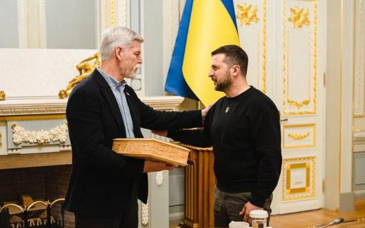 Tổng thống Czech tặng tổng thống Ukraine khẩu súng lục bằng vàng - Ảnh 1.