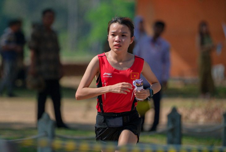 Lê Thị Tuyết phá kỷ lục quốc gia trẻ nội dung 5.000m nữ  - Ảnh: NAM TRẦN