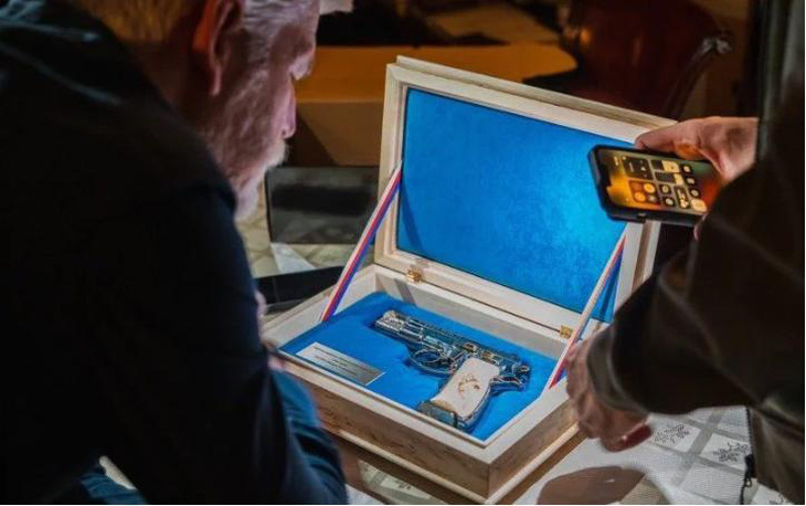 Tổng thống Czech tặng tổng thống Ukraine khẩu súng lục bằng vàng - Ảnh 2.