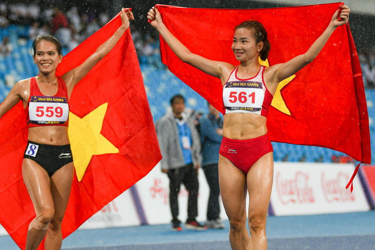 Nguyễn Thị Oanh và Phạm Thị Hồng Lệ ăn mừng sau chiến thắng ở đường chạy 5.000m - Ảnh: Nam Trần