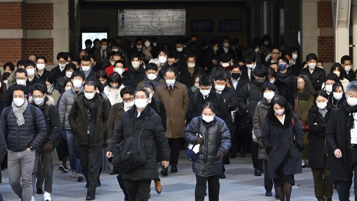 Nhật Bản hạ mức cảnh báo COVID-19 xuống ngang với cúm mùa - Ảnh 1.