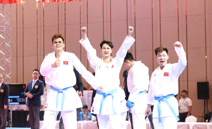 Các võ sĩ nam Việt Nam mừng chiến thắng trận chung kết kumite đồng đội - Ảnh: HUY ĐĂNG