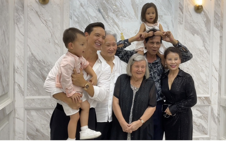 Kim Lý đưa bố mẹ và 2 con nhỏ đến ủng hộ Hồ Ngọc Hà