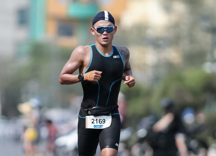 SEA Games 32: Lâm Quang Nhật phải dừng thi triathlon vì khó thở - Ảnh 1.