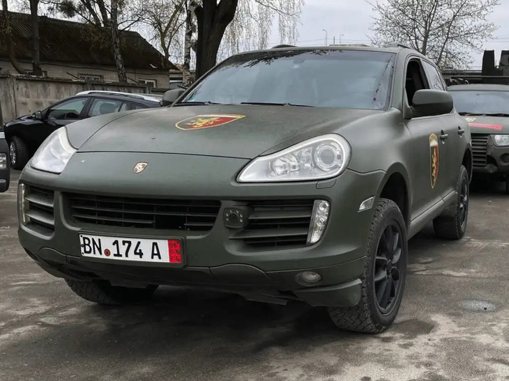 Xe sang Porsche độ thành ‘xe chiến’ cho chỉ huy Ukraine - Ảnh 1.