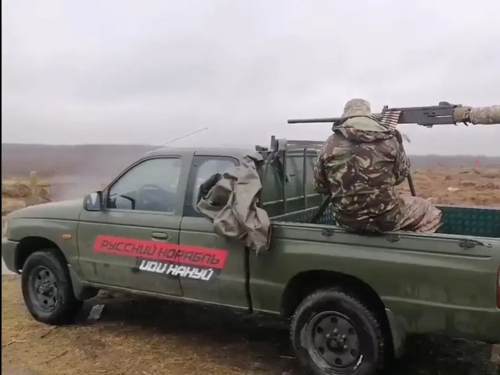 Binh lính Ukraine vào vị trí chiến đấu trên một chiếc bán tải được Car for Ukraine ủng hộ - Ảnh: CAR FOR UKRAINE