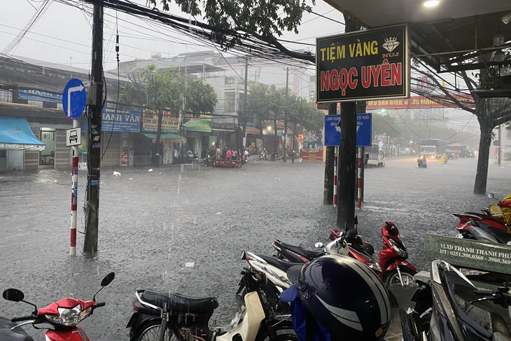 Mưa rất lớn ở Biên Hòa gây ngập, có cả mưa đá - Ảnh 1.