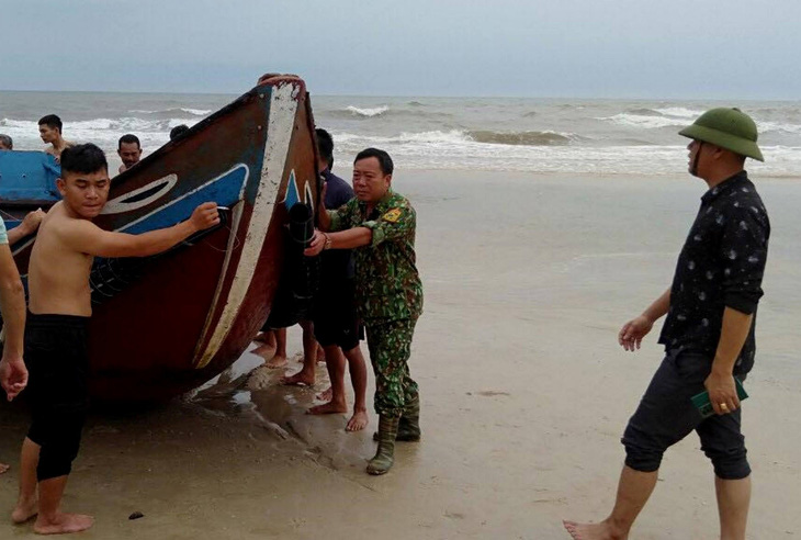 Tàu thuyền tại Quảng Trị bị giông lốc đánh chìm đã được trục vớt, hiện cơ quan chức năng tiếp tục tìm kiếm ngư dân mất tích - Ảnh: H.T
