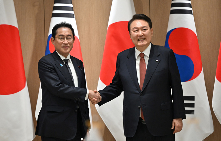 Tổng thống Hàn Quốc Yoon Suk Yeol (phải) bắt tay Thủ tướng Nhật Bản Kishida Fumio trong cuộc gặp tại văn phòng tổng thống Hàn Quốc tại Seoul, Hàn Quốc ngày 7-5 - Ảnh: REUTERS