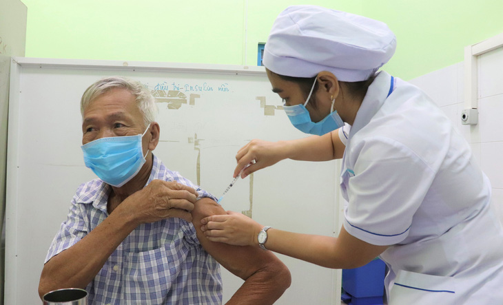 Tiêm vắc xin phòng COVID-19 mũi tăng cường cho người cao tuổi tại Bệnh viện Đa khoa khu vực Hóc Môn (TP.HCM)