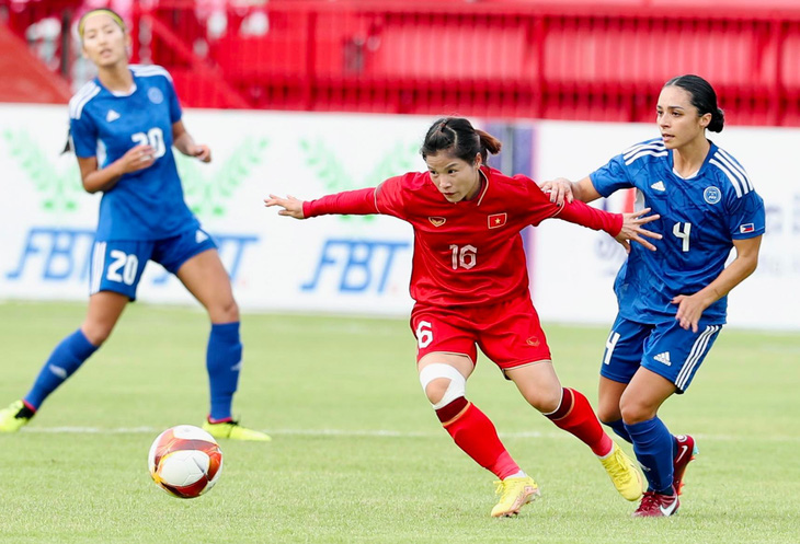 Tuyển nữ Việt Nam (áo đỏ) trong trận đấu với Philippines - Ảnh: N.K