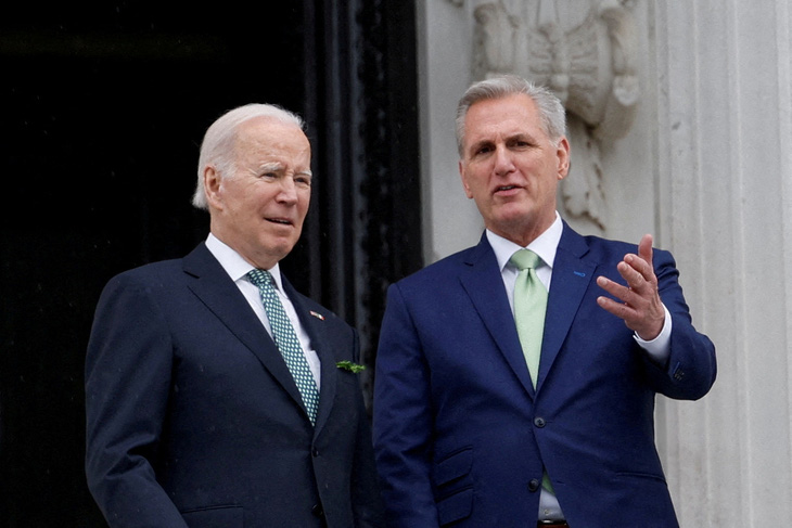 Tổng thống Joe Biden và Chủ tịch Hạ viện Kevin McCarthy tại ở Washington, Mỹ - Ảnh: REUTERS