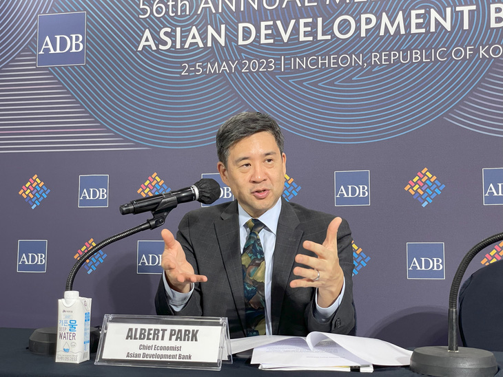 Ông Albert Park, nhà kinh tế trưởng tại Ngân hàng ADB, phát biểu trong hội nghị tại Incheon, Hàn Quốc tuần đầu tháng 5-2023 - Ảnh: NHẬT ĐĂNG