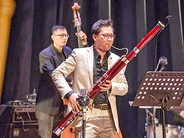 Nghệ sĩ bassoon Nguyễn Bảo Anh biểu diễn - Ảnh: NVCC