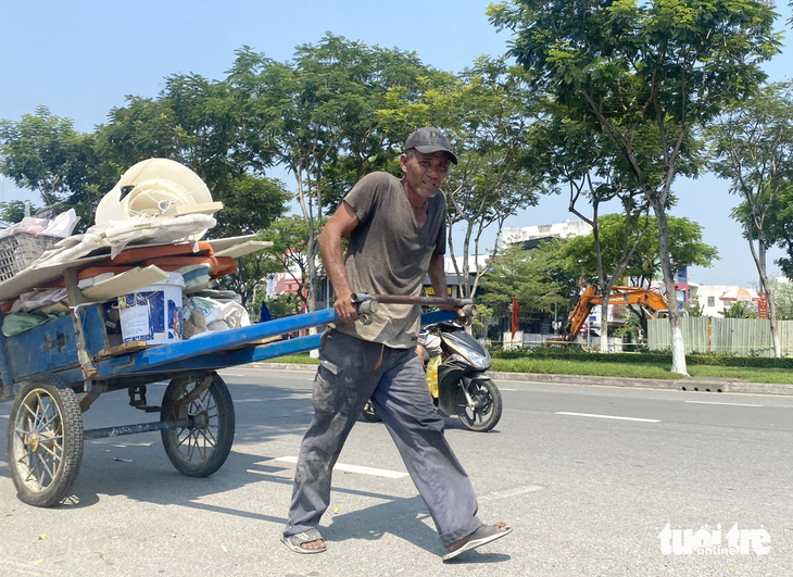 Giữa trưa nắng bỏng rát, ông Tý vẫn lầm lụi kéo từng cuốc xe lôi - Ảnh: B.D