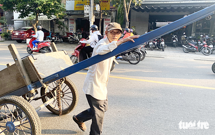 Những người lao động nghèo ở Đà Nẵng vẫn mưu sinh bằng nghề kéo xe lôi nhờ sức người thay vì kéo xe máy- Ảnh: B.D