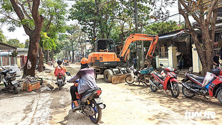 Khu vực đường Nguyễn Chí Diễu gần di tích Đại nội Huế bị đào xới 2 năm nay - Ảnh: NHẬT LINH