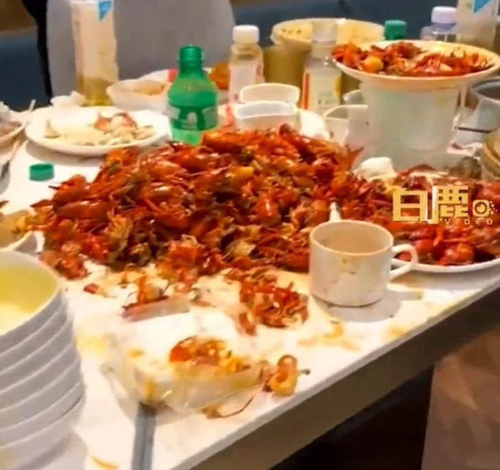 7 người Trung Quốc ăn 300 con cua, 80 tráng miệng, 50 quả sầu riêng - Ảnh 2.