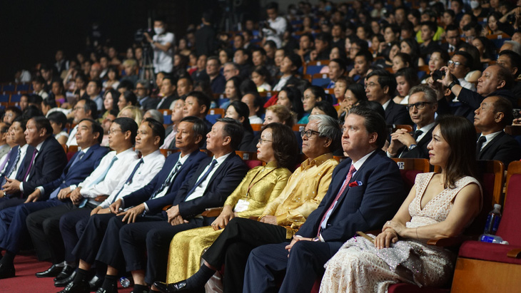 Đại sứ Mỹ tại Việt Nam Marc Knapper và phu nhân (bìa phải) cùng các vị khách quý tại lễ khai mạc Liên hoan phim châu Á Đà Nẵng (DANAFF) - Ảnh: TRẦN MẶC