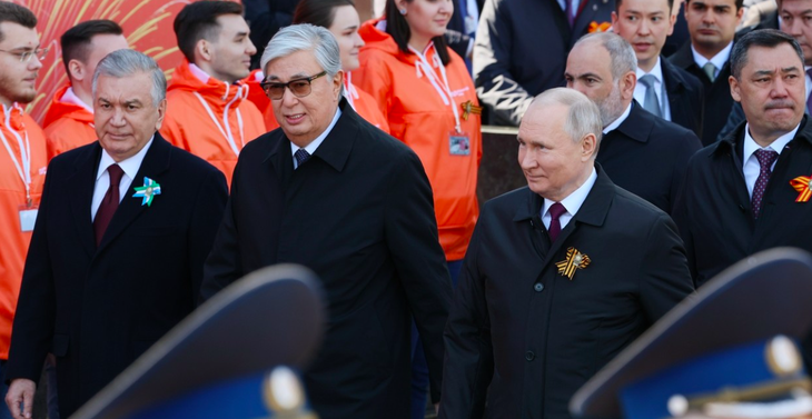 Tổng thống Nga Vladimir Putin, Tổng thống Kassym-Jomart Tokayev của Kazakhstan và Tổng thống Shavkat Mirziyoyev của Uzbekistan tại lễ duyệt binh ở Matxcơva - Ảnh: SPUTNIK