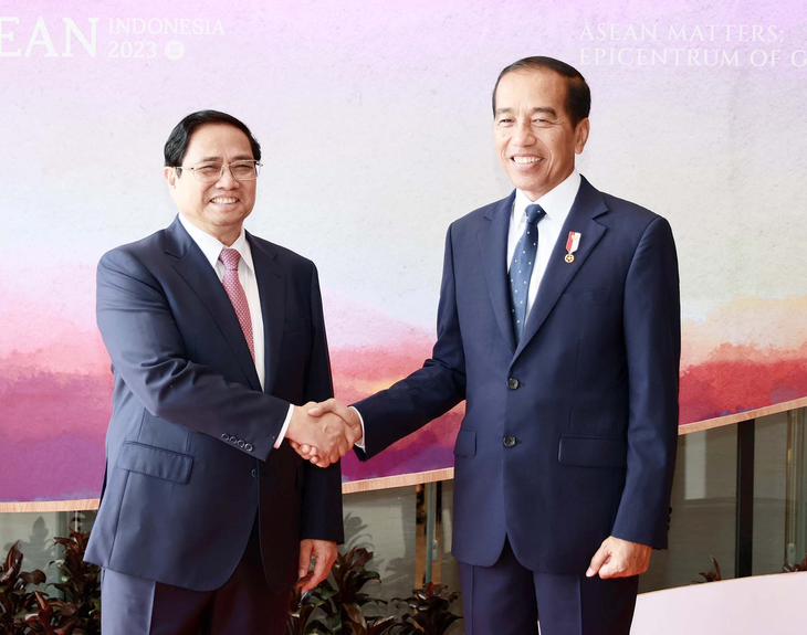 Thủ tướng Phạm Minh Chính gặp Tổng thống Indonesia tại Labuan Bajo - Ảnh: TTXVN
