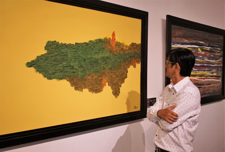 Mỗi tác phẩm của họa sĩ Đỗ Chung đều cuốn hút người xem thưởng thức rất lâu - Ảnh: H.VY