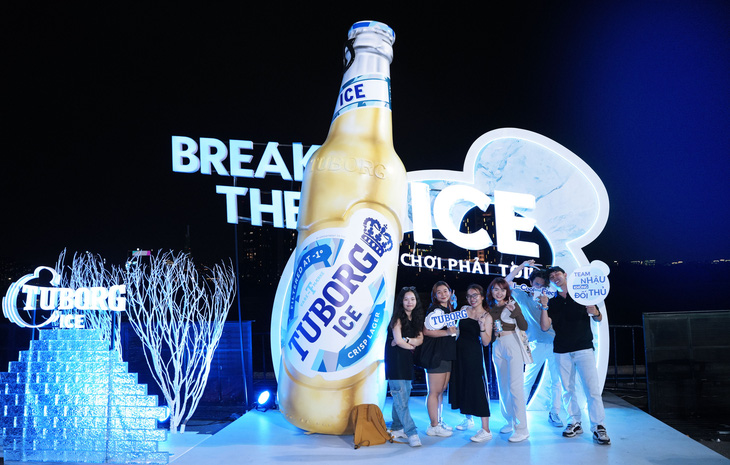 Mô hình chai bia Tuborg Ice khổng lồ thu hút các bạn trẻ chụp hình