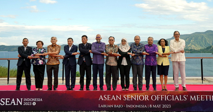 Các quan chức cấp cao ASEAN bắt tay sau cuộc họp SOM ngày 8-5 - Ảnh: Bộ Ngoại giao cung cấp