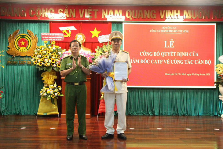 Thiếu tướng Trần Đức Tài trao quyết định cho thượng tá Trần Trung Hiếu - Ảnh: MINH HÒA