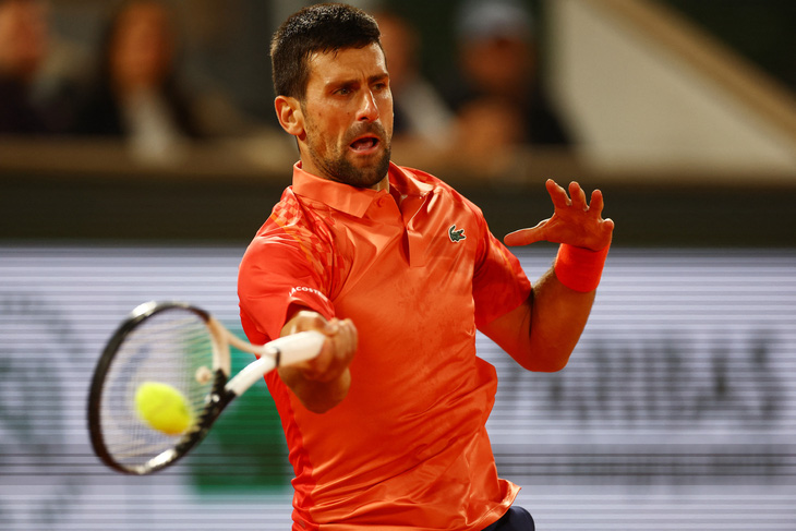 Djokovic thắng dễ sau khi thoát án phạt - Ảnh 1.