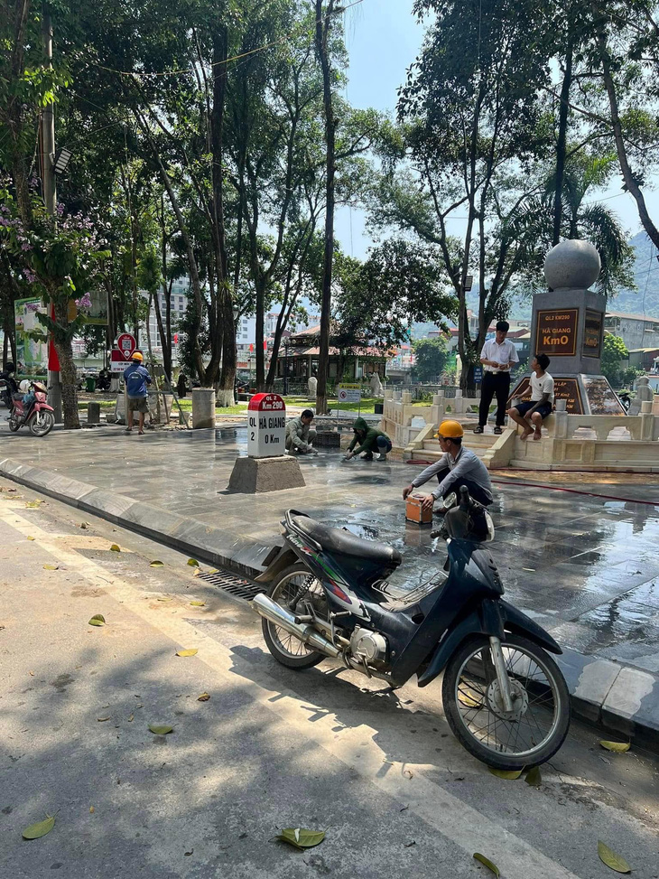 Cột mốc Km0 tại Hà Giang được cắm lại sau 3 ngày sửa chữa - Ảnh 2.