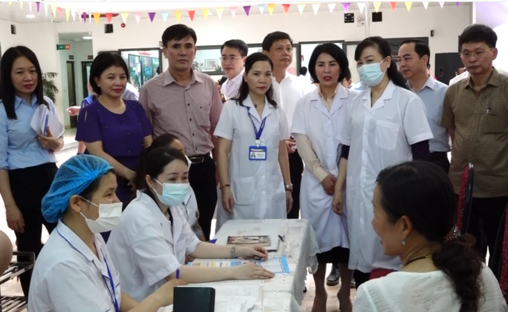 Bộ trưởng Bộ Y tế Đào Hồng Lan kiểm tra điểm bổ sung vitamin A cho trẻ tại quận Ba Đình, Hà Nội - Ảnh: D.LIỄU