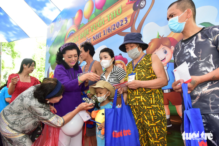 NSND Kim Cương trao quà cho bé Huỳnh Ngọc Nhân Nghĩa (6 tuổi, Gia Lai, bị bạch cầu cấp) và các bệnh nhi khác đang được điều trị tại Bệnh viện Nhi Đồng 2 - Ảnh: T.T.D