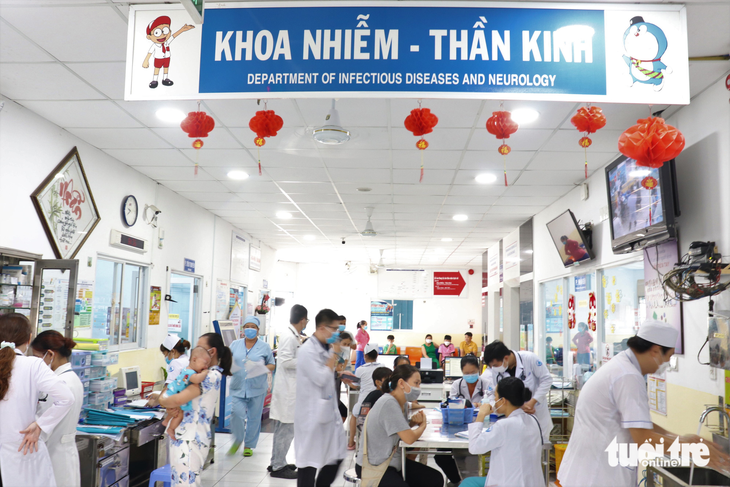 Khoa nhiễm - thần kinh Bệnh viện Nhi đồng 2 (TP.HCM) - nơi tiếp nhận điều trị các ca mắc tay chân miệng vào sáng 31-5 - Ảnh: X.MAI