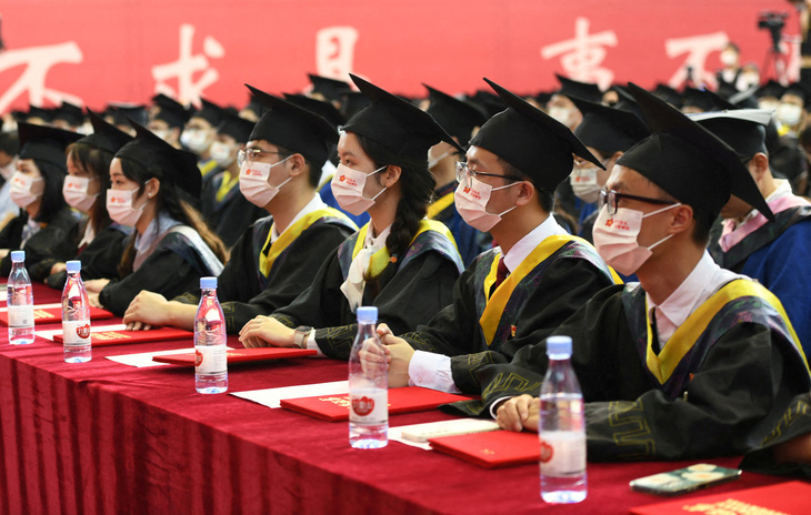 Trung Quốc dư thừa cử nhân đại học: Sinh viên giỏi phải lao động chân tay - Ảnh 1.