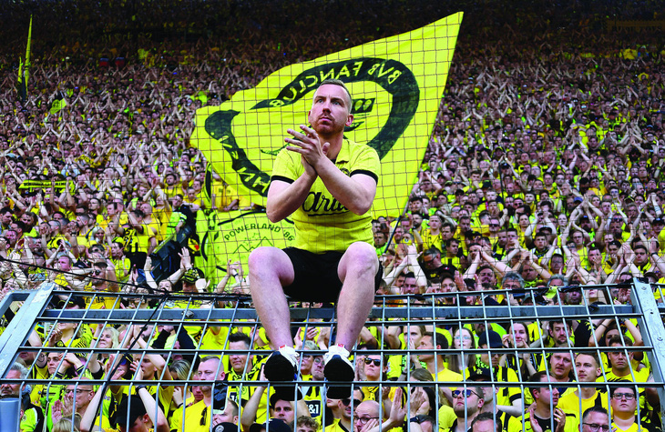Bất chấp nỗi đau, các CĐV Dortmund nán lại đến hơn nửa giờ sau trận đấu để chia sẻ với đội bóng. Ảnh: REUTERS