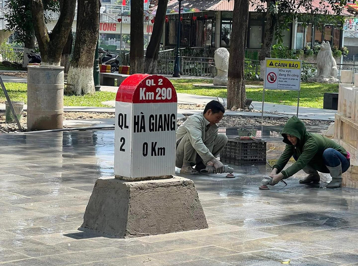 Cột mốc Km0 tại Hà Giang được cắm lại sau 3 ngày sửa chữa - Ảnh 1.
