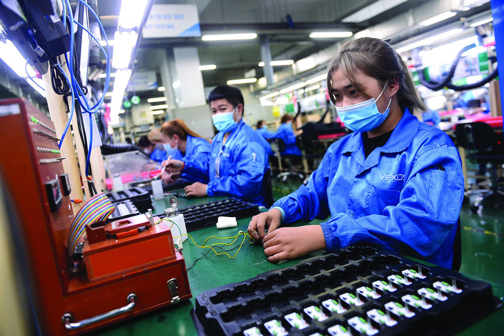 Công nhân làm việc tại Công ty Vexos (100% vốn nước ngoài) trong Khu chế xuất Tân Thuận (quận 7, TP.HCM). Ảnh: QUANG ĐỊNH