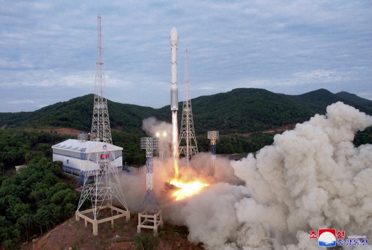 Chuyên gia nhìn khói để đoán động cơ tên lửa phóng vệ tinh do thám của Triều Tiên - Ảnh 3.