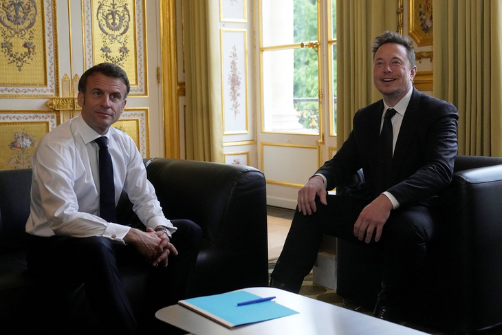 Ông Elon Musk (phải) trao thay đổi nằm trong Tổng thống Pháp Emmanuel Macron bên trên Điện Elysee, Paris ngày 15-5 - Ảnh: AFP