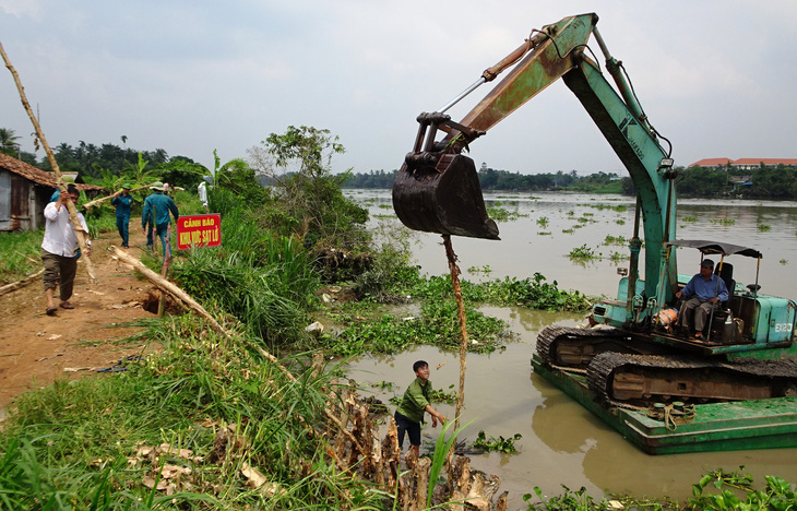 Đóng cừ tràm xử lý sạt lở tại bờ sông Sài Gòn phía TP.HCM - Ảnh: LÊ PHAN