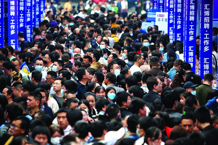 Một hội chợ việc làm ở Trùng Khánh tháng 4-2023. Ảnh: AFP