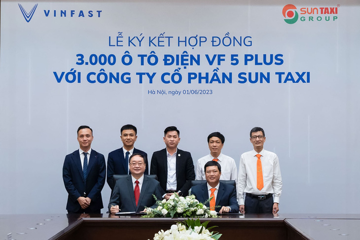 Lễ ký kết hợp hợp đồng 3.000 ô tô điện VF 5 Plus với công ty cổ phần Sun Taxi - Ảnh: D.K